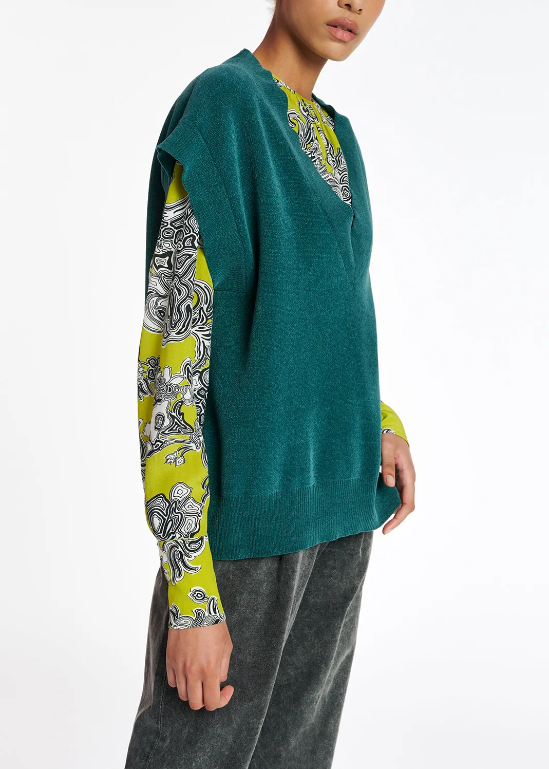 Blue V-neck short-sleeved sweater