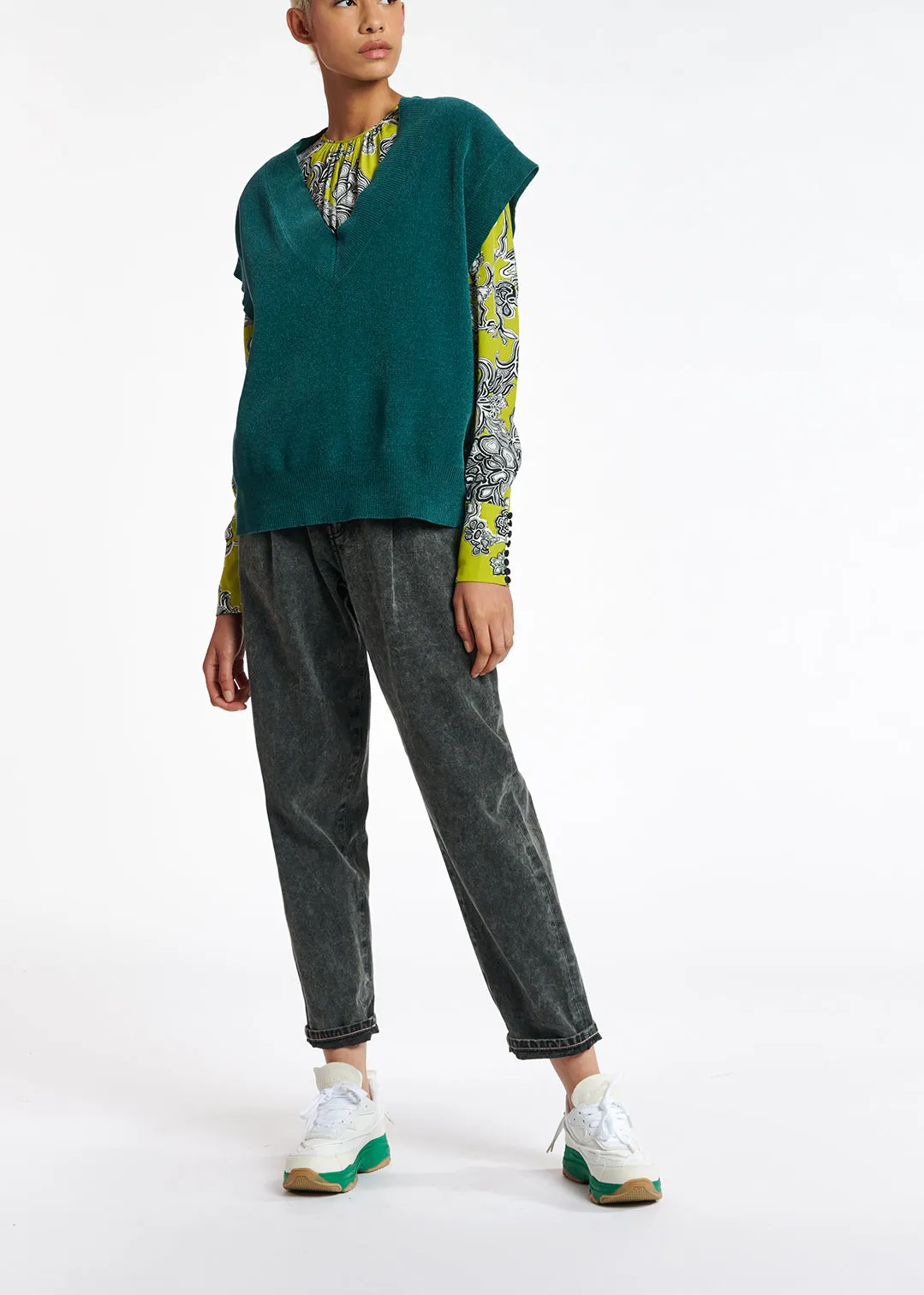 Blue V-neck short-sleeved sweater