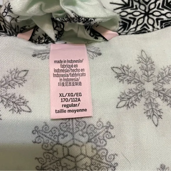 NWOT Victoria’s Secret Cotton Pajamas Scrunchie Set Women’s Size XL Snowflake