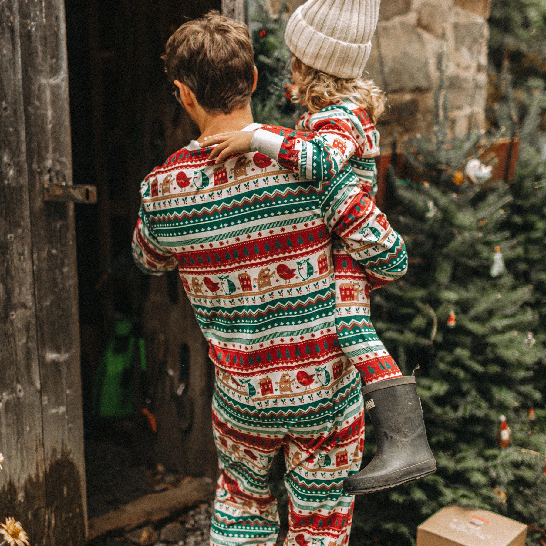 Pyjama une-pièce rouge à motifs des Fêtes, adulte || Red patterned one-piece Holidays pajamas, adult