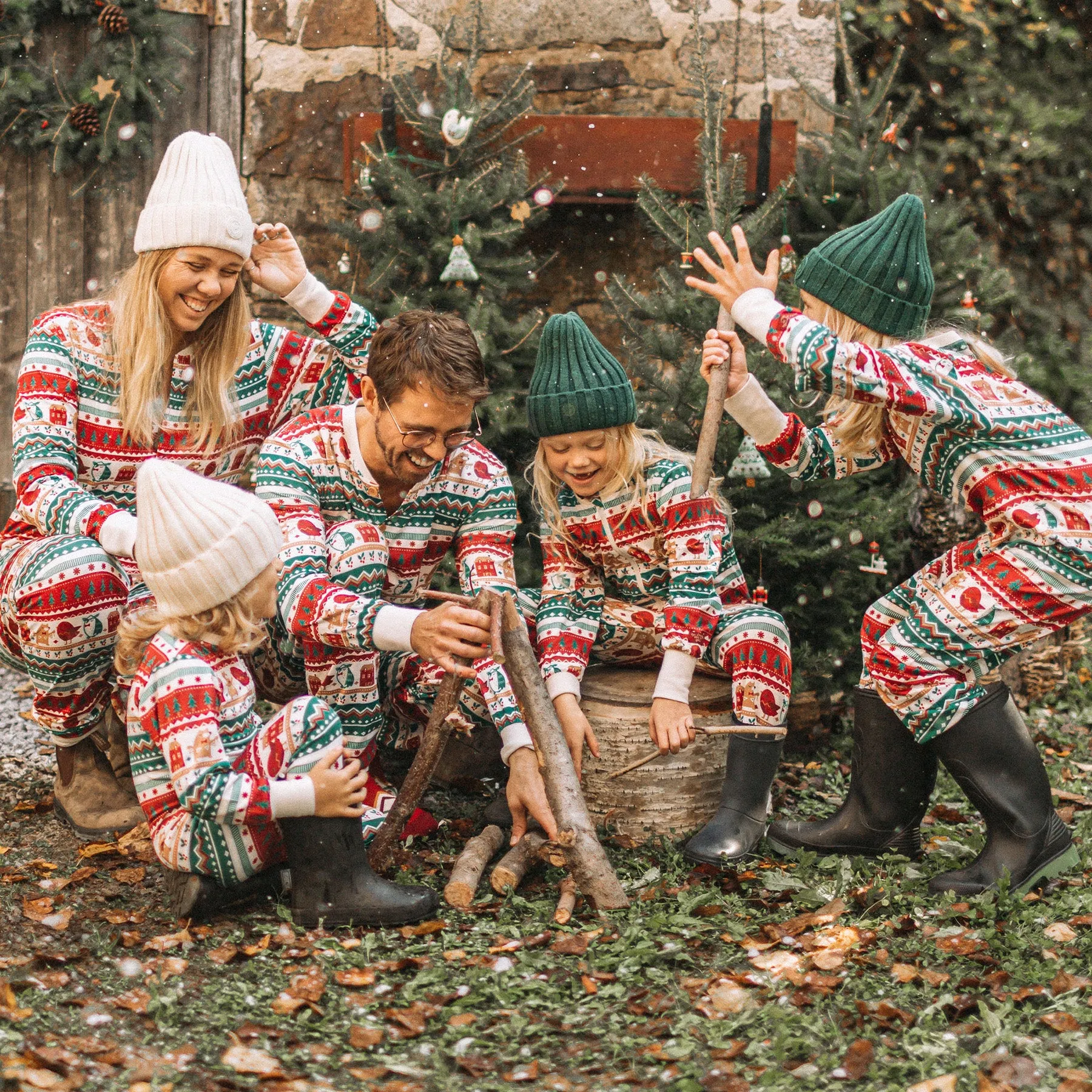 Pyjama une-pièce rouge à motifs des Fêtes, adulte || Red patterned one-piece Holidays pajamas, adult