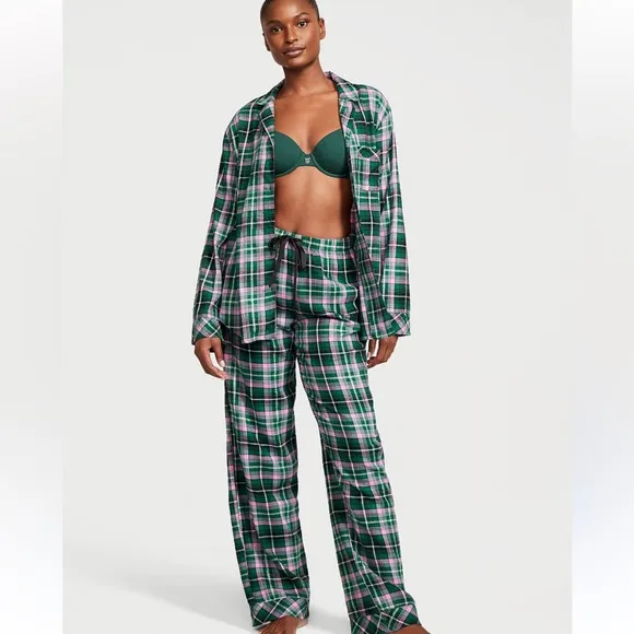 Victoria’s Secret Flannel long Pajamas set pink/green size M NWT in packaging