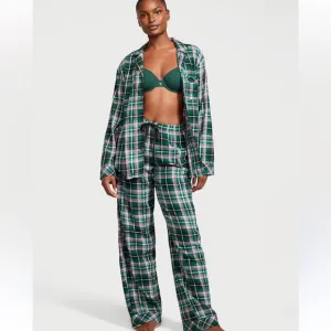 Victoria’s Secret Flannel long Pajamas set pink/green size M NWT in packaging